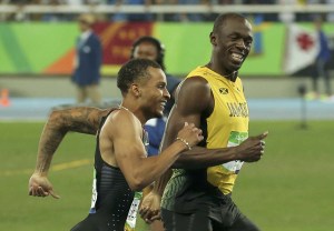 FOTOS: Usain Bolt terminó los 200 metros “muerto de risa” junto a su rival