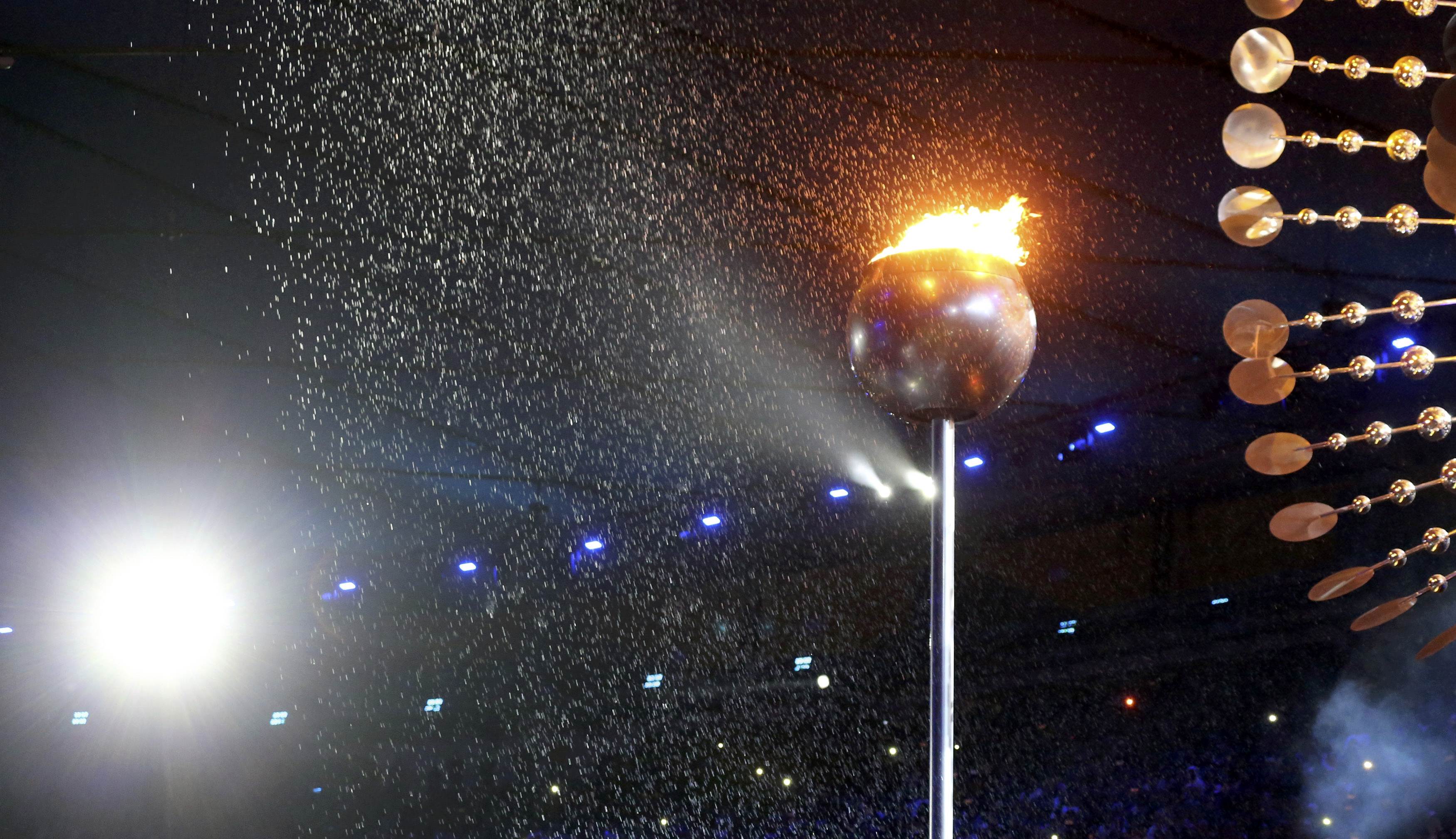Así se apagó la llama olímpica del pebetero del Maracaná (Fotos)