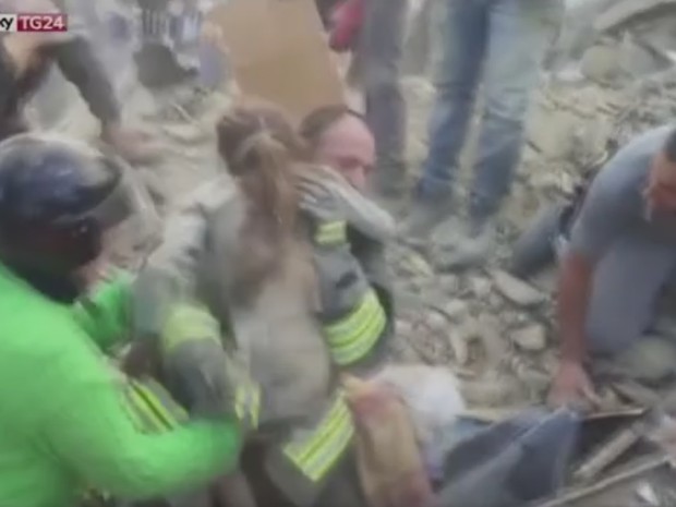 Julia, la niña que pasó 17 horas bajo los escombros del terremoto en Italia (video)