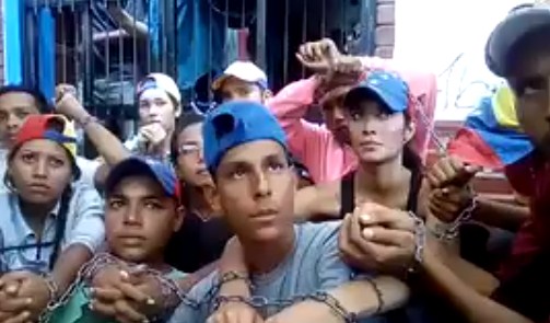 Jóvenes se encadenan en la alcaldía de Maturín para exigir la liberación de Warner Jiménez