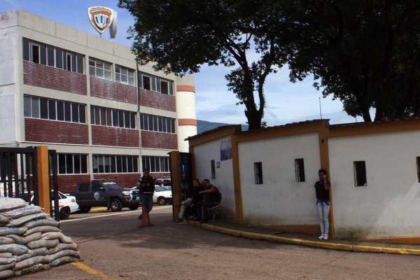 La vigilancia en la sede de la policía científica, donde se produjo el intento de fuga, fue reforzada. (Foto/Gustavo Delgado)