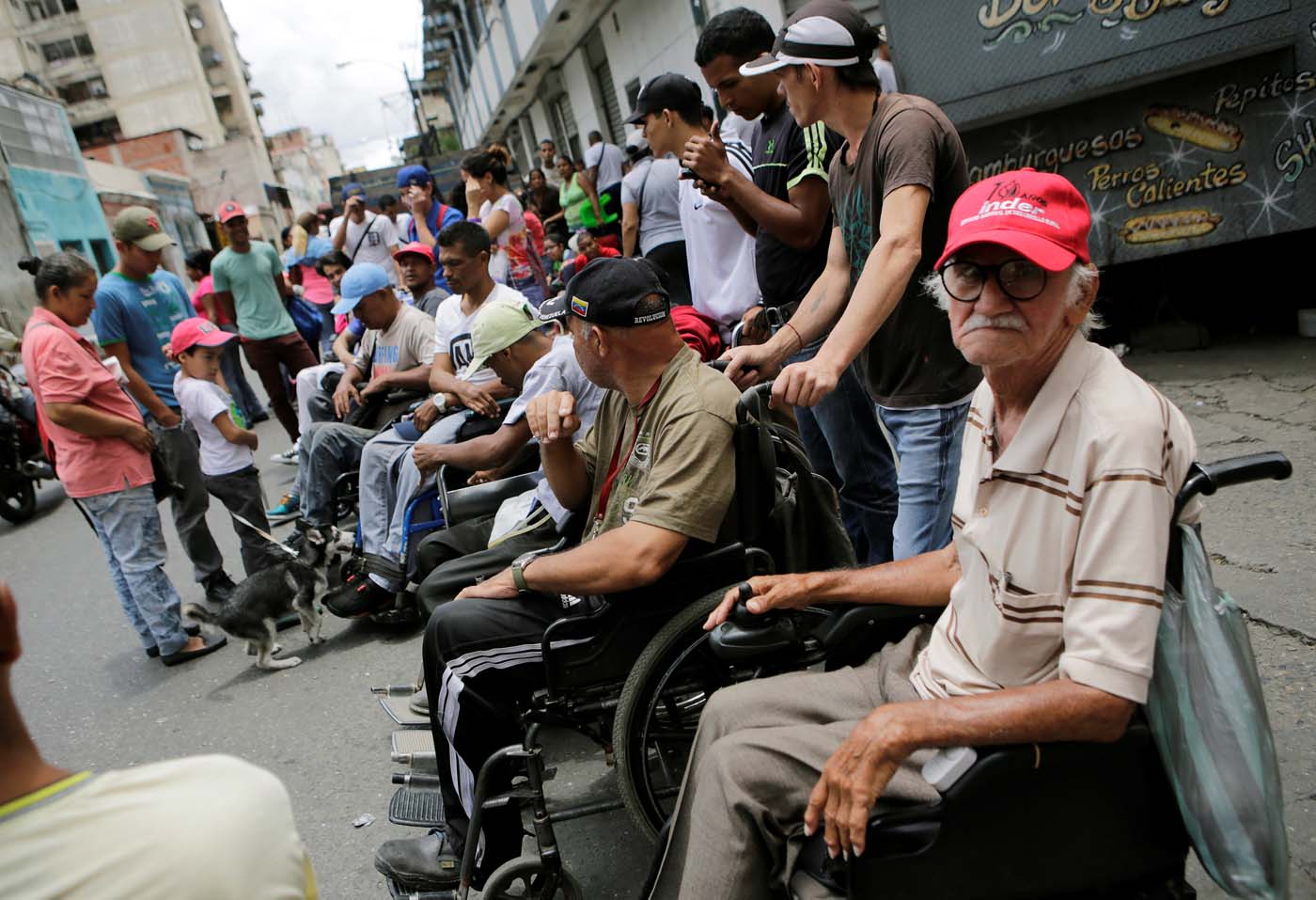 Venezolanos con discapacidad en las colas por alimentos (fotos)