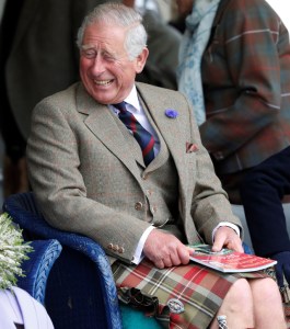 Príncipe Carlos salió ileso tras atropellar a un venado en Escocia