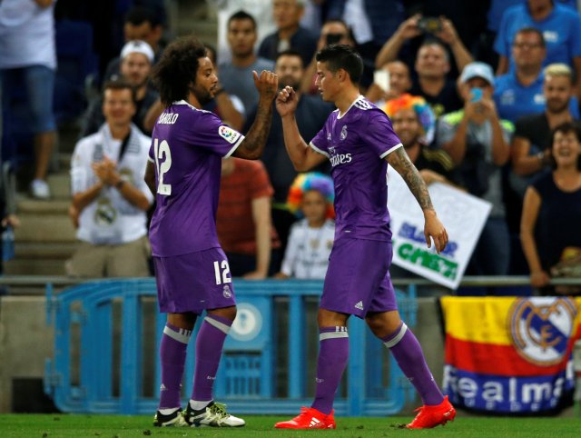 James Rodríguez y Marcelo Vieira celebran un gol anotado al Espanyol. Foto: REUTERS/Albert Gea
