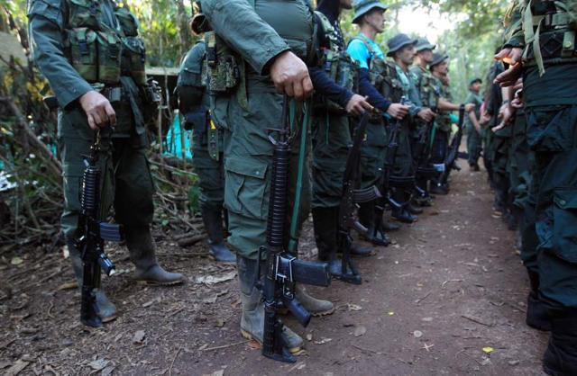 Guerrilleros del Bloque Sur de las FARC reciben instrucciones en los alrededores a donde se celebra la Décima Conferencia Nacional Guerrillera hoy, miércoles 21 de septiembre de 2016, en El Diamante, departamento de Caquetá (Colombia). EFE/Mauricio Dueñas Castañeda