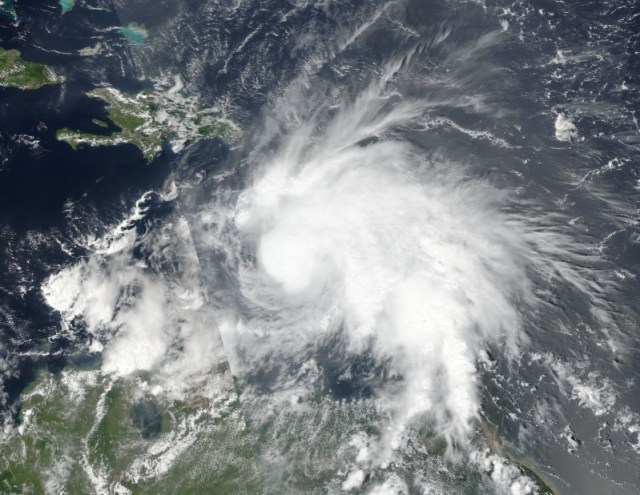 Foto satelital de la tormenta tropical Matthew, capturada por la NASA. 29 de septiembre de 2016. El huracán Matthew se fortaleció y subió a categoría 3 en la escala Saffir-Simpson, mientras avanza en dirección oeste-suroeste por el Mar Caribe, informó el viernes el Centro Nacional de Huracanes (CNH) de Estados Unidos.  NOAA/NASA Goddard MODIS Rapid Response Team/Handout via REUTERS    SOLO PARA USO EDITORIAL. IMAGEN PROVISTA POR UN TERCERO. DISTRIBUIDA TAL COMO FUE RECIBIDA POR REUTERS, COMO UN SERVICIO A SUS CLIENTES. NO PARA SU VENTA O USO EN CAMPAÑAS PUBLICITARIAS.