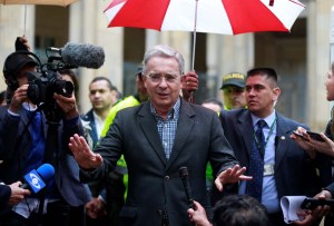 Así se encuentra el expresidente colombiano Uribe tras someterse a una cirugía