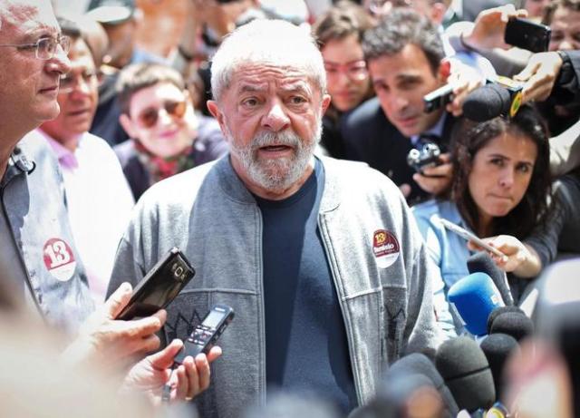 El ex presidente brasileño Lula da Silva atiende a la prensa tras votar en São Paulo. EFE