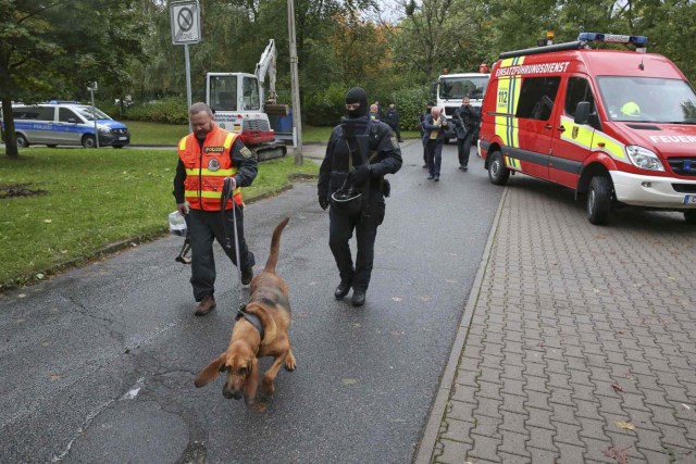 German special policemen SEK search a housing area in the eastern city of Chemnitz on suspicion that a bomb attack was being planned in Germany, October 8, 2016.            REUTERS/Fabrizio Bensch