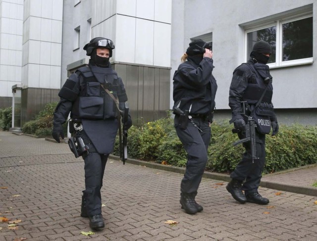 German special policemen SEK search a housing area in the eastern city of Chemnitz on suspicion that a bomb attack was being planned in Germany, October 8, 2016.              REUTERS/Fabrizio Bensch  TPX IMAGES OF THE DAY