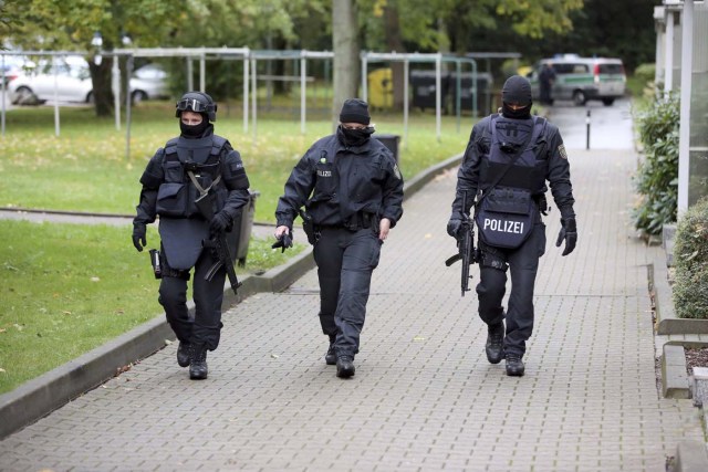 German special policemen search a housing area in the eastern city of Chemnitz on suspicion that a bomb attack was being planned in Germany, October 8, 2016.            REUTERS/Fabrizio Bensch