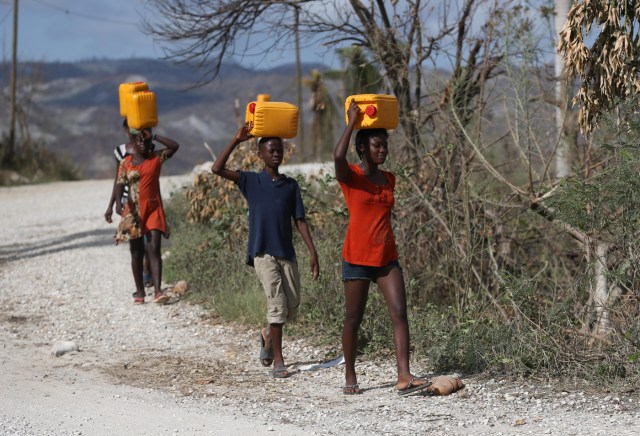 HAI01. JEREMIE (HAITI), 10/10/16.- Haitianos recolectan agua hoy, lunes 10 de octubre de 2016, tras el paso del huracán Matthew en Jeremie (Haití). La financiación es vital para apoyar la respuesta de las autoridades de Haití y la sociedad civil para cubrir las necesidades fundamentales de las poblaciones afectadas, tales como agua potable, alimentos y refugio para prevenir enfermedades infecciosas, señaló la ONU.EFE/Orlando Barría