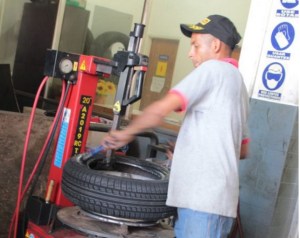 Aumenta demanda de parches por escasez de cauchos en Vargas