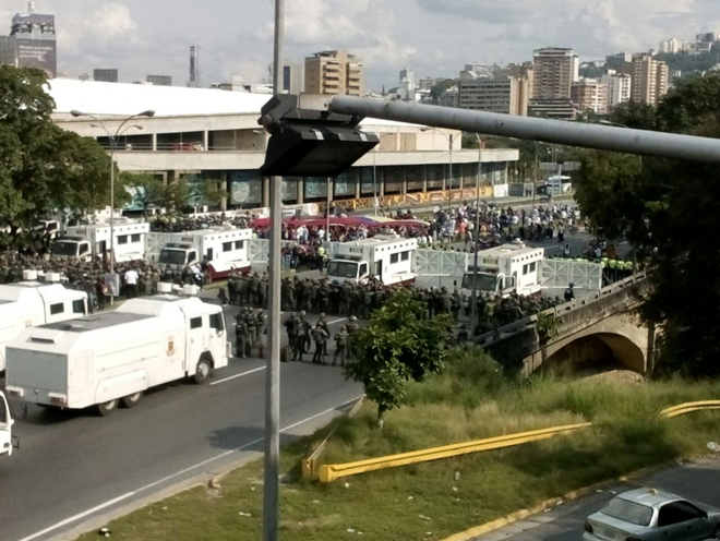 Apareció la GNB en Caracas: Piquete impide paso en la Fajardo a la altura de Plaza Venezuela (FOTOS)