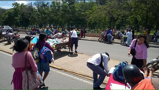 Desalojan a pacientes del Ivss por incendio en tanque de Pdvsa Guaraguao