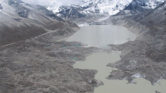 Nepal vacía un lago glaciar cercano al Everest por grave amenaza de crecimiento