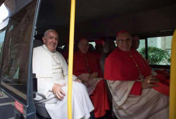 Así paseó el cardenal Baltazar Porras junto al Papa por los alrededos del Vaticano (FOTO)
