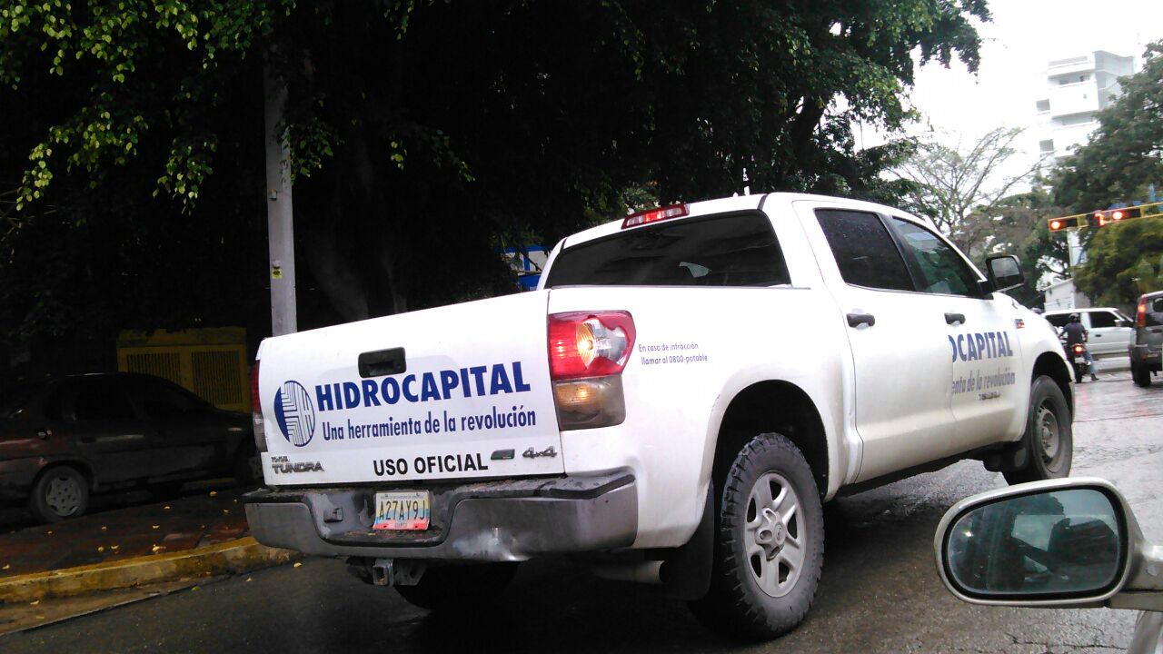 FOTOS: Cuidado con esta camioneta de Hidrocapital… en cualquier momento te colisiona