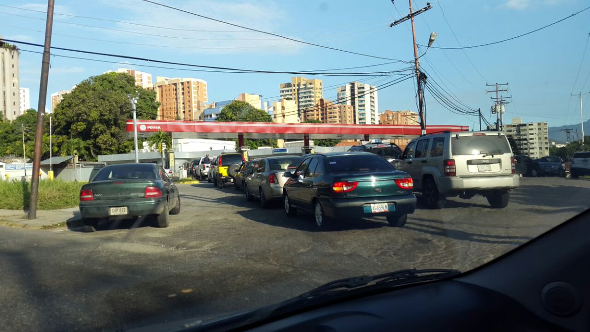 Reportan largas colas para surtir gasolina en dos ciudades del país #5Dic