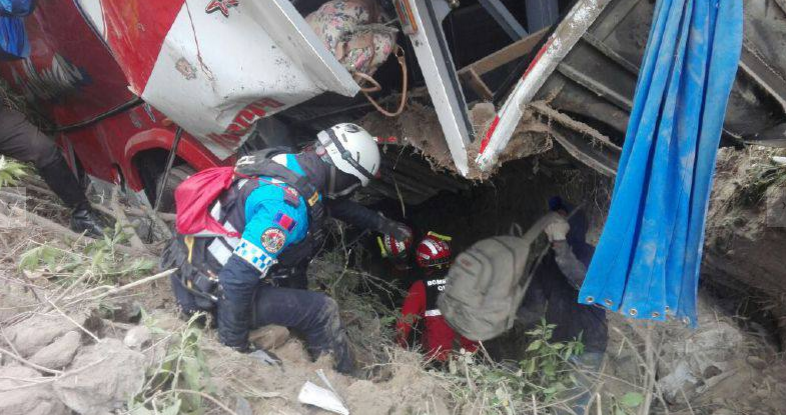 Al menos 14 fallecidos en un accidente de autobús en Ecuador