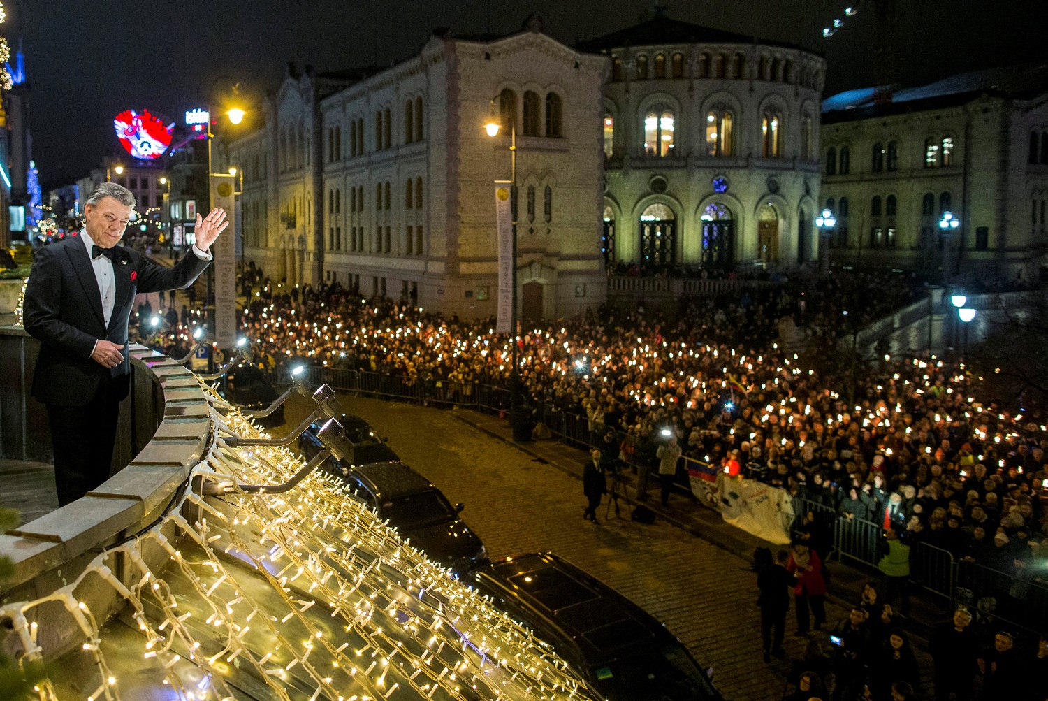 Cientos de personas aclaman a Santos tras procesión de antorchas en Oslo