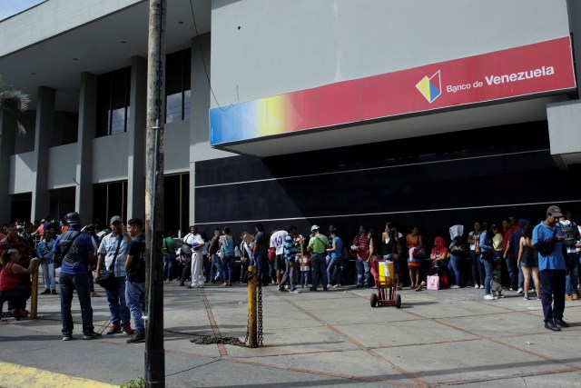 People line up to get into a Banco de Venezuela branch in San Antonio del Tachira, Venezuela December 13, 2016. REUTERS/Carlos Eduardo Ramirez