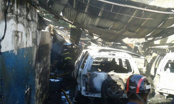 Cinco vehículos destruidos en incendio