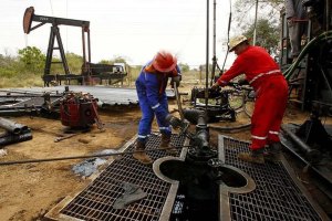 Arabia Saudita recorta producción de petróleo en enero al menos 486.000 barriles por día