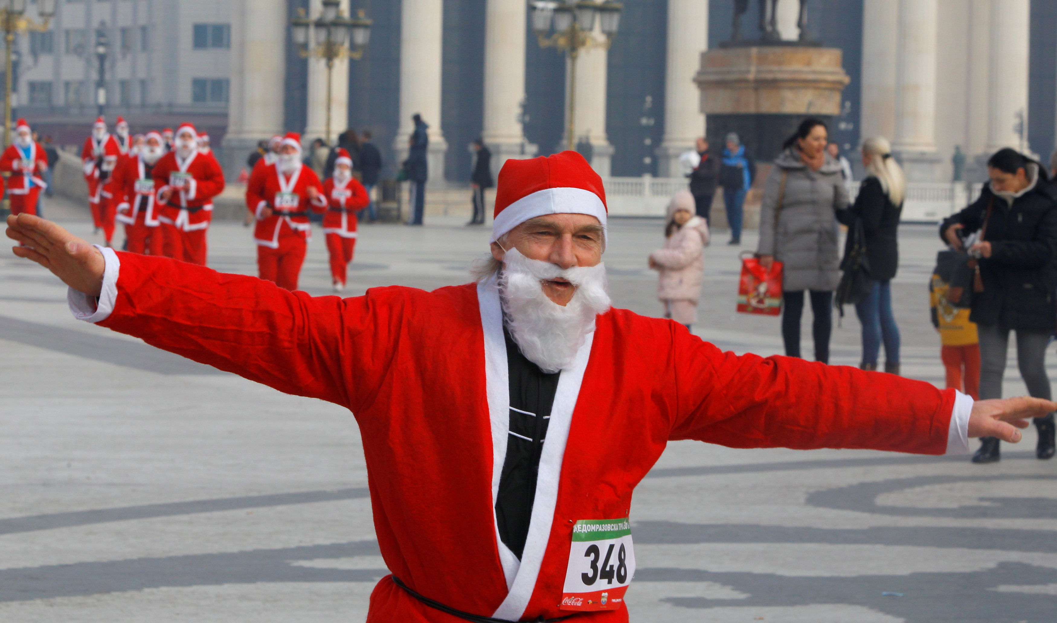 Santa Claus “se multiplicó” y así corrió por las calles de Macedonia este #25D (FOTOS)