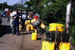 Colombia no autorizará corredor vehicular para suministro de combustible venezolano