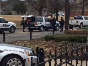 Hombre mantiene retenidas a varias personas en banco de la Universidad de Alabama