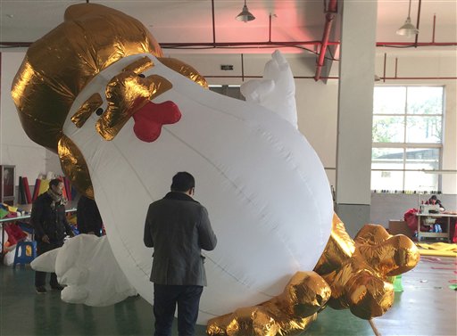 Fabrican en China gallos inflables semejantes a Trump