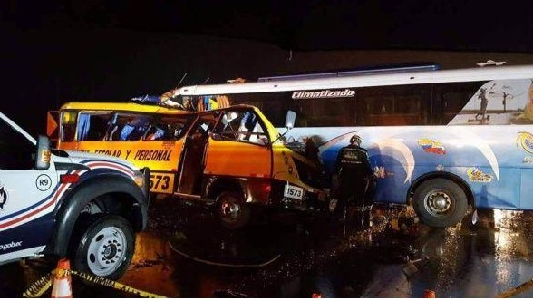 Al menos 19 fallecidos y 17 heridos en accidente de tránsito en Ecuador (FOTOS)
