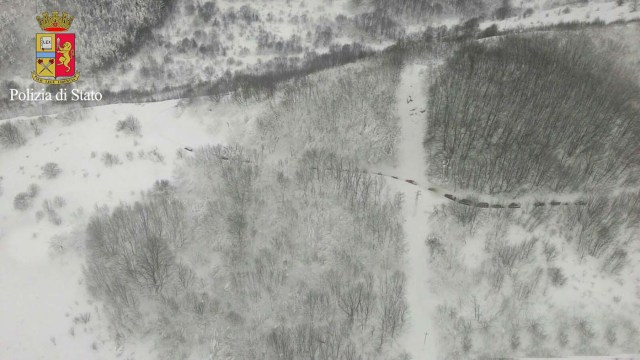 An aerial photo shows the rescuers heading to Hotel Rigopiano in Farindola, central Italy, hit by an avalanche, in this January 19, 2017 handout picture provided by Italian Police. Polizia Di Stato/Handout via REUTERS ATTENTION EDITORS - THIS IMAGE WAS PROVIDED BY A THIRD PARTY. EDITORIAL USE ONLY.