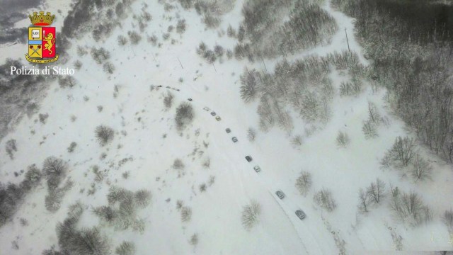 An aerial photo shows the rescuers heading to Hotel Rigopiano in Farindola, central Italy, hit by an avalanche, in this January 19, 2017 handout picture provided by Italian Police. Polizia Di Stato/Handout via REUTERS ATTENTION EDITORS - THIS IMAGE WAS PROVIDED BY A THIRD PARTY. EDITORIAL USE ONLY.