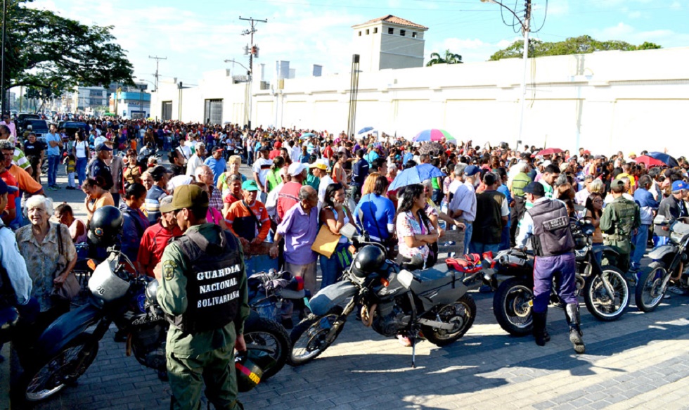 En Video: Así fue la kilométrica cola en Maracay para sacarse el carnet de la Patria