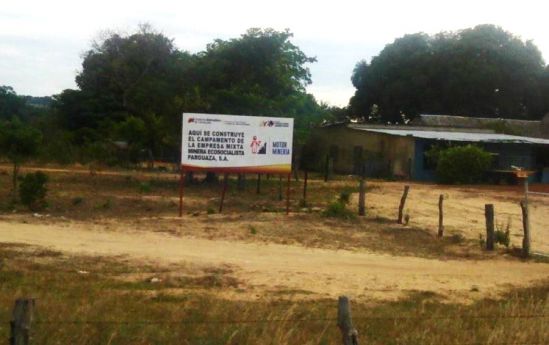  Una valla con el aviso de la construcción del campamento se deja ver desde la carretera principal del municipio Cedeño