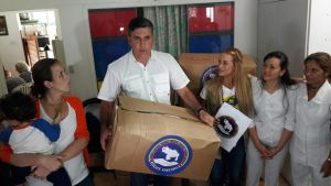 Alfredo Jimeno y Lilian Tintori entregaron insumos médicos en ancianatos de Chacao