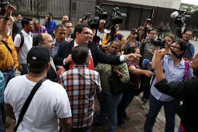 Juan Matheus, a deputy of the opposition party Justice First (Primero Justicia), argues with a supporter of Venezuelan President Nicolas Maduro during a protest against his government outside the Supreme Court of Justice (TSJ) in Caracas, Venezuela February 9, 2017. REUTERS/Carlos Garcia Rawlins