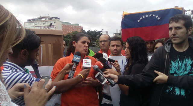 Jóvenes de Voluntad Popular protestan en la plaza Brión de Chacaito