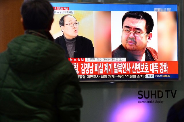 Personas miran las noticias mientras informan del asesinato de Kim Jong Nam, el hermanastro del líder norcoreano, Kim Jong Un, en una estación de trenes en Seúl, Corea del Sur. 14 de febrero 2017.  La agencia de espionaje de Corea del Sur sospecha que dos agentes de Pyongyang asesinaron al hermanastro del líder norcoreano Kim Jong Un en Malasia, dijeron el miércoles legisladores en Seúl, mientras las autoridades sanitarias malasias investigan la causa de su muerte. Lim Se-young/News1 via REUTERS