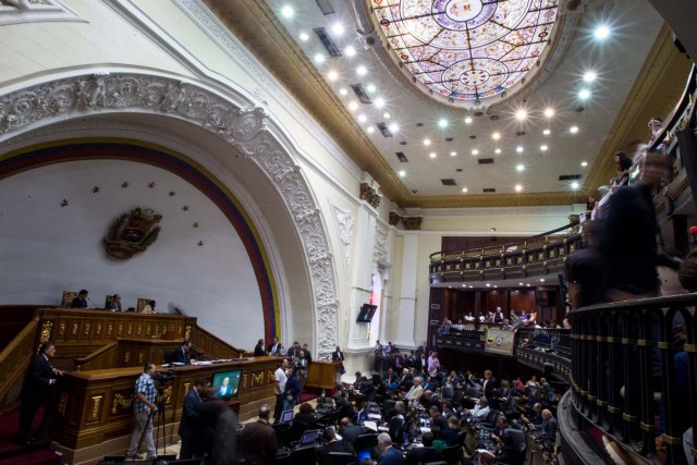 CAR002. CARACAS (VENEZUELA), 21/02/2017 - Fotografía de una sesión de la Asamblea Nacional venezolana hoy, martes 21 de febrero del 2017, en la ciudad de Caracas (Venezuela). El Parlamento venezolano, de mayoría opositora, aprobó hoy un acuerdo en rechazo a la medida del Gobierno de Nicolás Maduro de suspender la señal de CNN en Español en ese país y deploró la detención "arbitraria" de los dos periodistas brasileños y dos venezolanos ocurrida el pasado día 11. EFE/MIGUEL GUTIÉRREZ