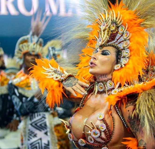 ¡OMG! Musa del carnaval de Sao Paulo se pasea desnuda por el centro de la ciudad (FOTOS)