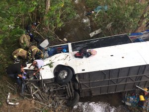 Caída de un autobús desde un puente deja 17 muertos y 35 heridos en Panamá