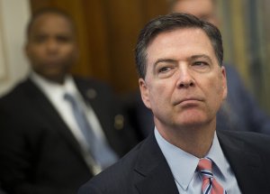 Director de FBI pide desestimar denuncia de Trump
