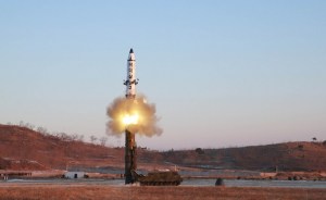 Japón dice que tres misiles norcoreanos cayeron en sus aguas