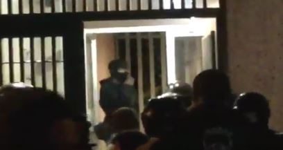 GNB dejó actuar a colectivos encapuchados: Ingresaron a edificios de la Av Baralt tras protesta (VIDEOS)