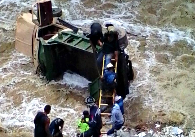 Dos personas gravemente heridas al caer camión en el río Guaire (Fotos)