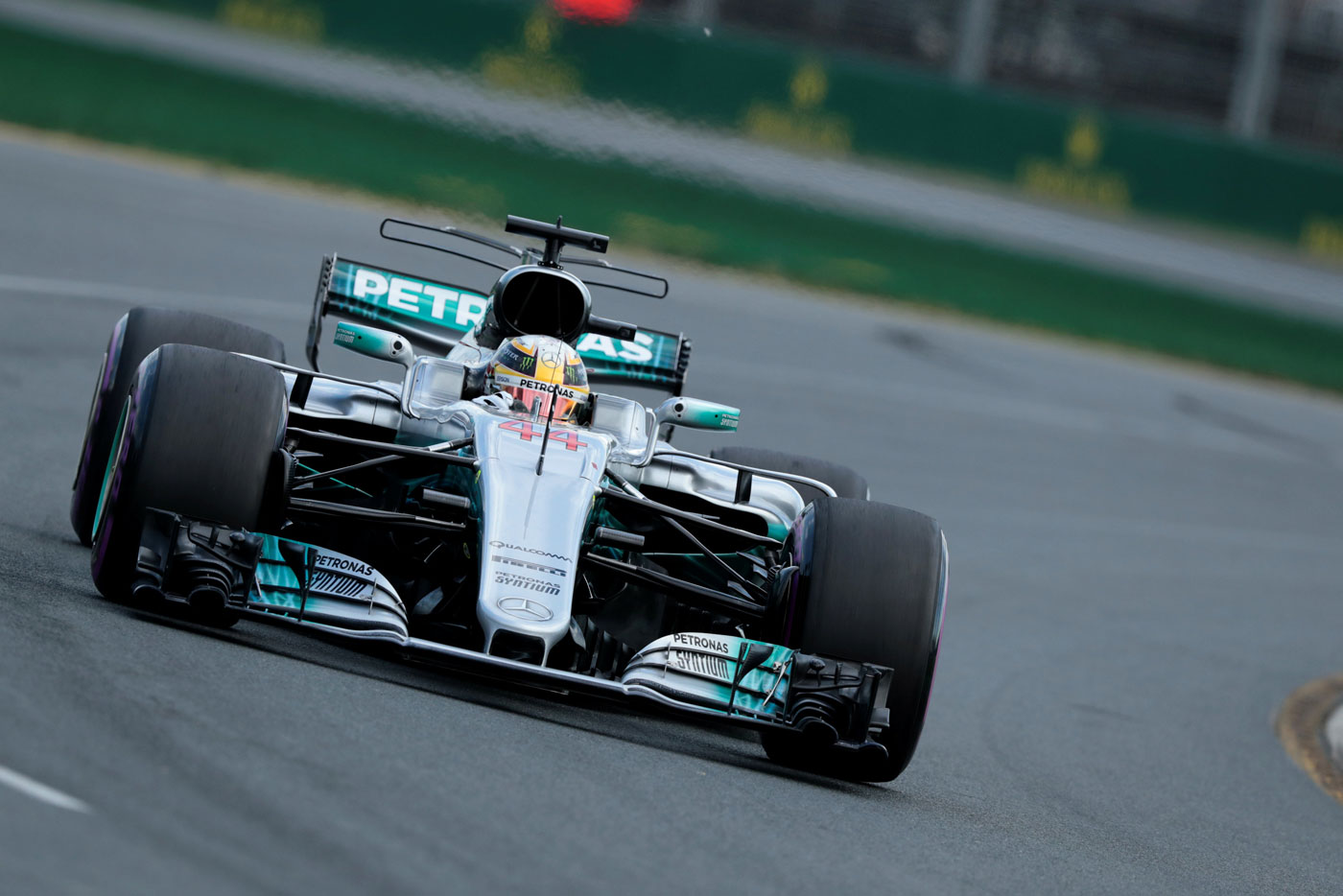 Hamilton da el primer golpe de la temporada con la pole en Australia
