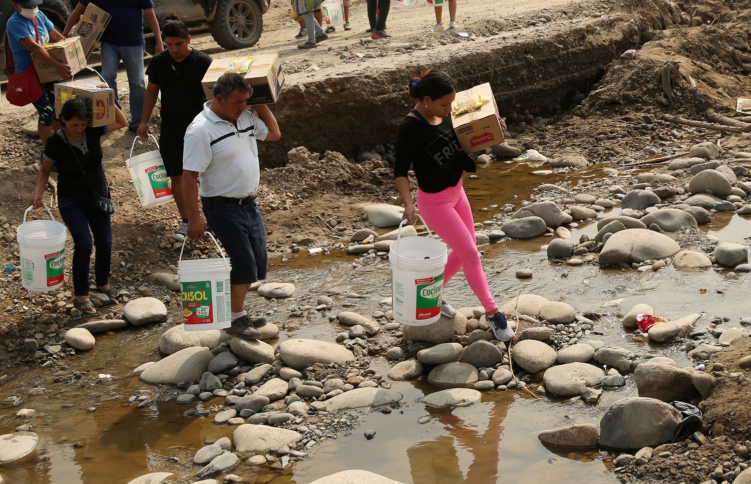 Autoridades peruanas evacúan 300 familias de Piura ante peligro de desbordes